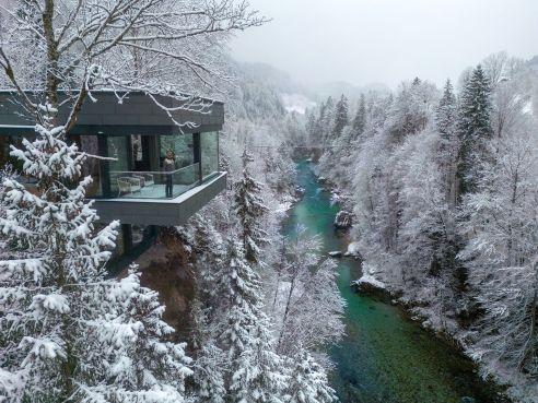 Bild Hideaways im Winterwald Blick auf das Chalet im Winter Quelle: Fourelements